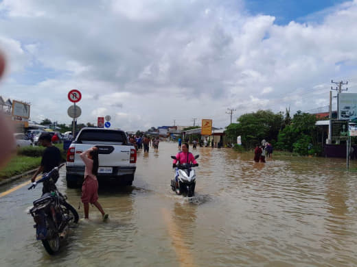 今天上午，3号公路实居省路段受暴雨影响有一公里路段被洪水淹没，为安全考...