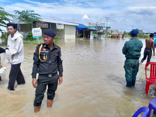 今天上午，3号公路实居省路段受暴雨影响有一公里路段被洪水淹没，为安全考...