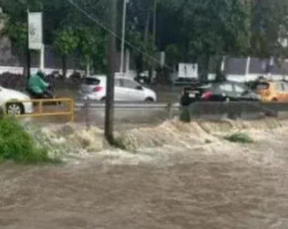 清迈市区和素贴山连降大雨，素贴山上的雨水汇成小溪流入市区的下水道内，导...